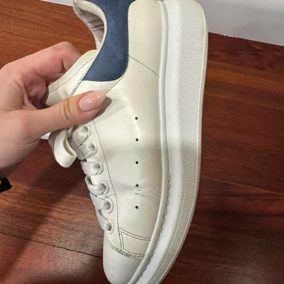 Alexander McQueen White and Navy Women's Oversized Sneaker missing insoles - Picture 4 of 11